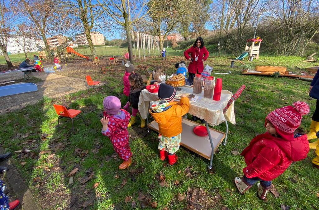 CENTRO STORICO E PONTE PATTOLI UNITE NELL’OUTDOOR EDUCATION: i bambini del Tiglio 1 in visita ai bimbi dell’Orsacchiotto.