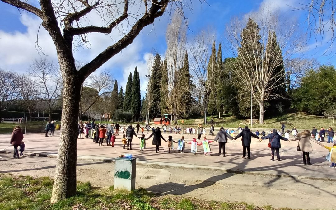 PICCOLI ARTISTI COLORANO LE STRADE DEL QUARTIERE
